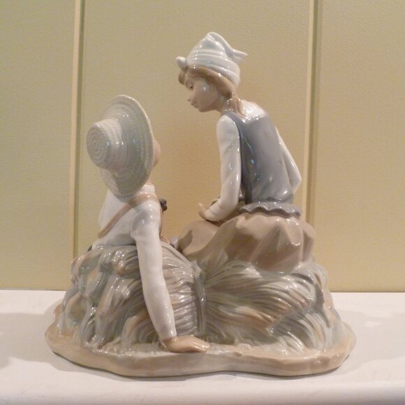 Nao by Lladro Vintage 1977 Figurine 'Chattering' #199 Boy and Girl Eating Grapes - Picture 5 of 16